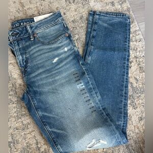 AE Mens Skinny Airflex in destroyed medium wash